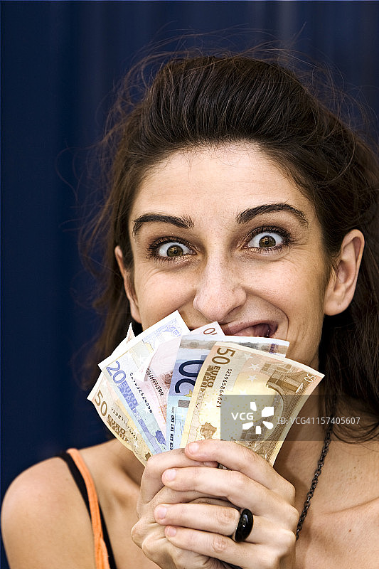 拿着欧元的年轻女孩图片素材