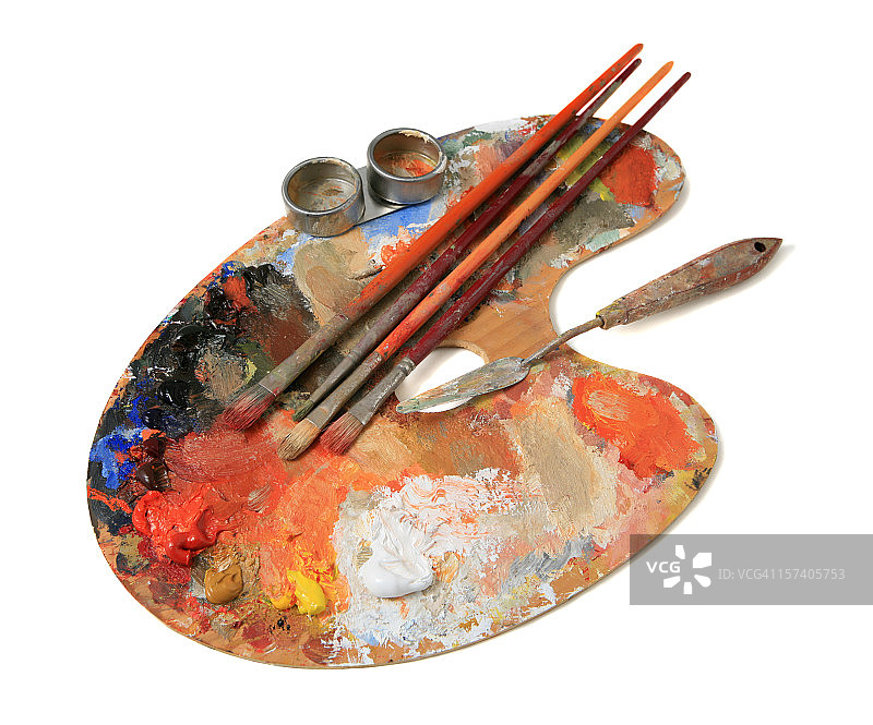 白色背景上的木制调色板、画笔和油画颜料图片素材
