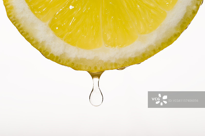 带水滴的柠檬图片素材