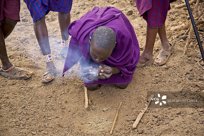 年轻的马赛人正在生火图片素材