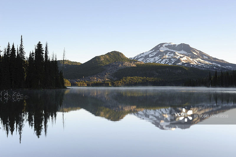 清晨的斯帕克斯湖图片素材