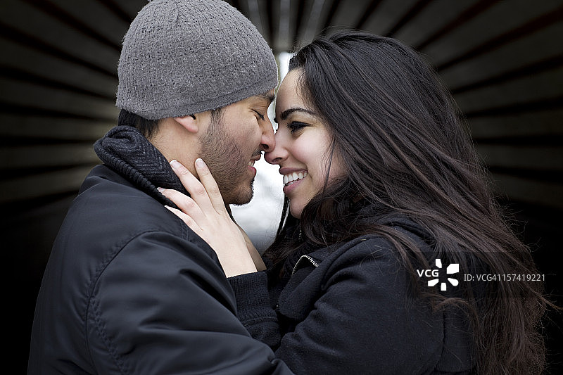 冬天里可爱的西班牙裔年轻夫妇肖像图片素材