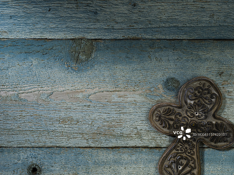 风化木上的陶瓷十字架 - XXXL图片素材