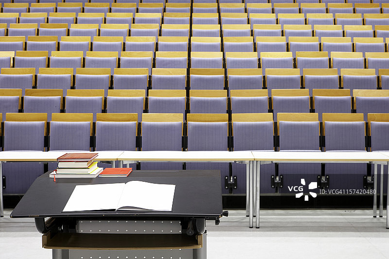从高处看空旷的阶梯教室图片素材