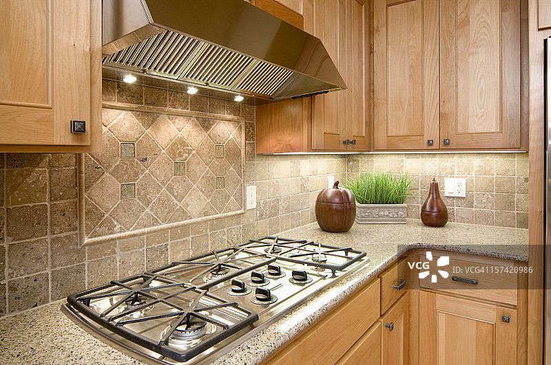 厨房台面上装有嵌入式炉灶图片素材