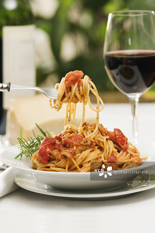 意大利肉酱意面晚餐配葡萄酒图片素材