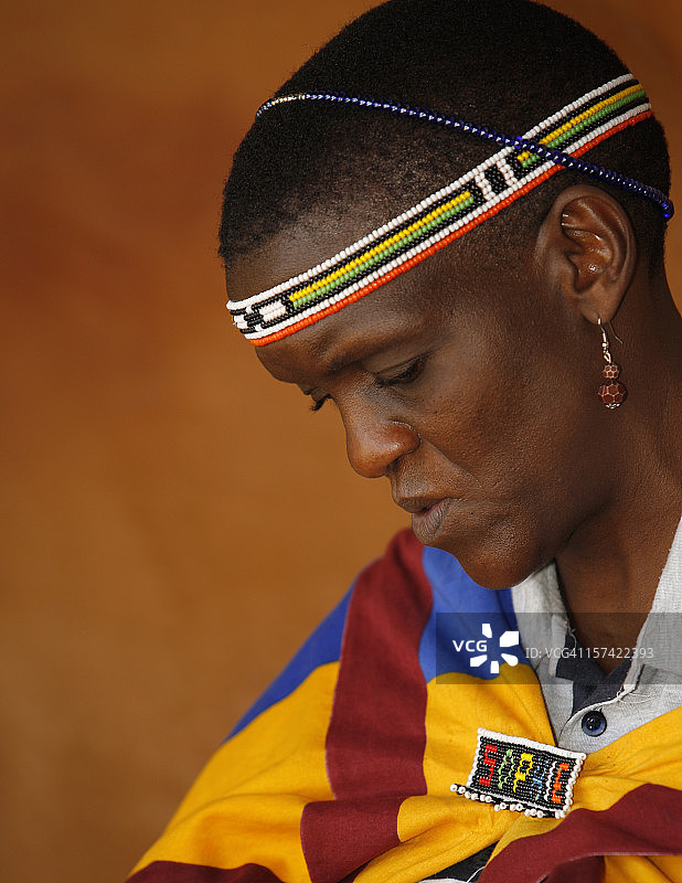 向下看的祖鲁族女人图片素材