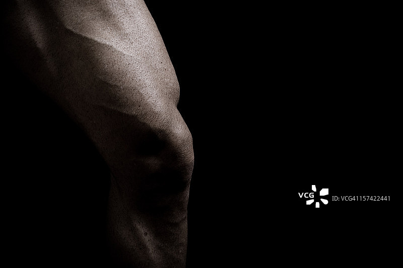 健美运动员的健壮男人腿部图片素材