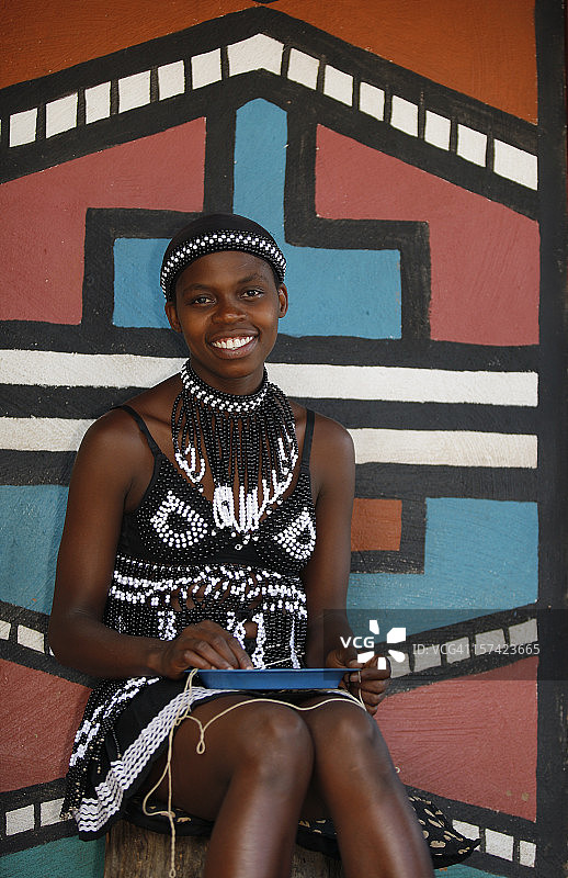 年轻的南非串珠妇女图片素材