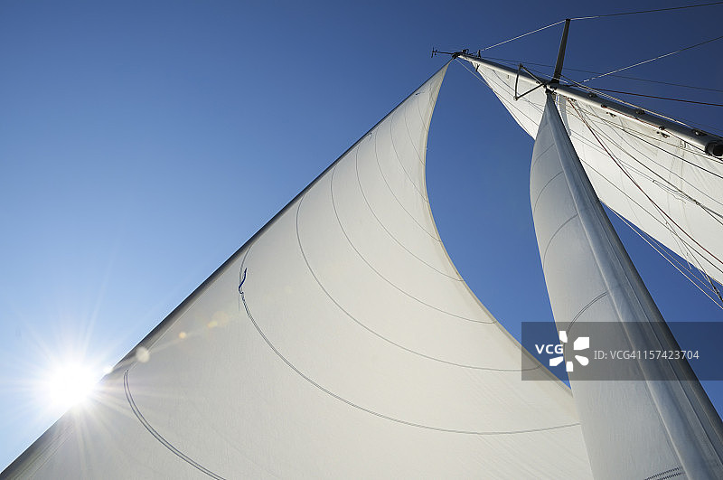 阳光照耀着游艇的风帆图片素材