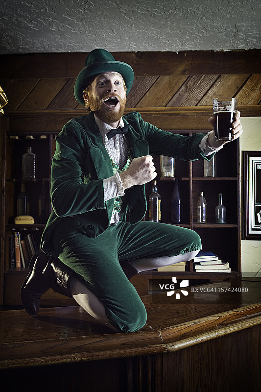 手持啤酒的爱尔兰矮精灵图片素材