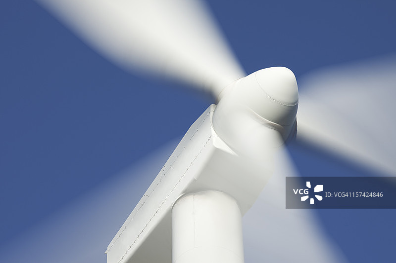风车上旋转的螺旋桨特写图片素材