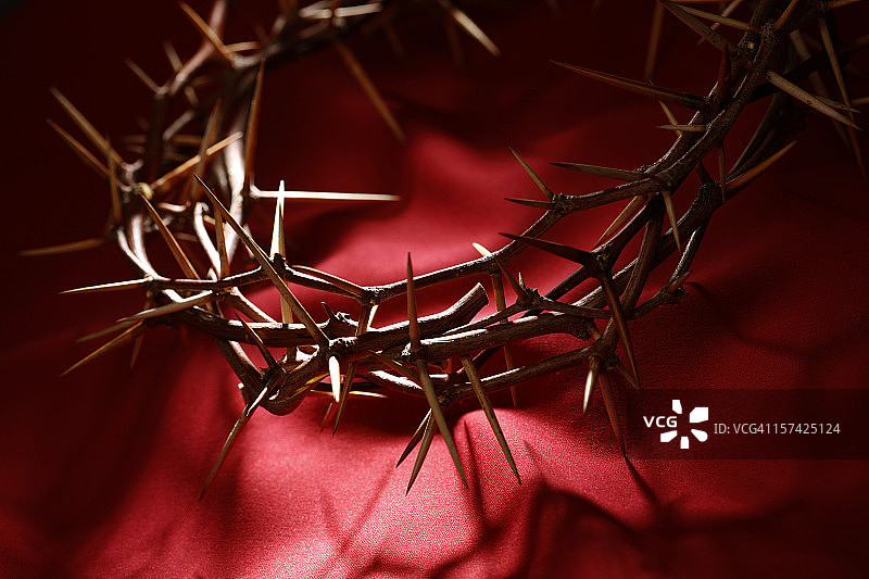 红色背景上的荆棘王冠图片素材