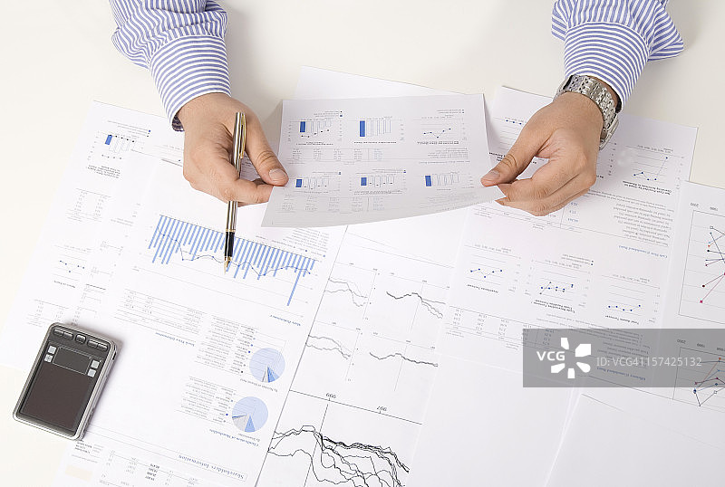 分析和计算财务报告图片素材