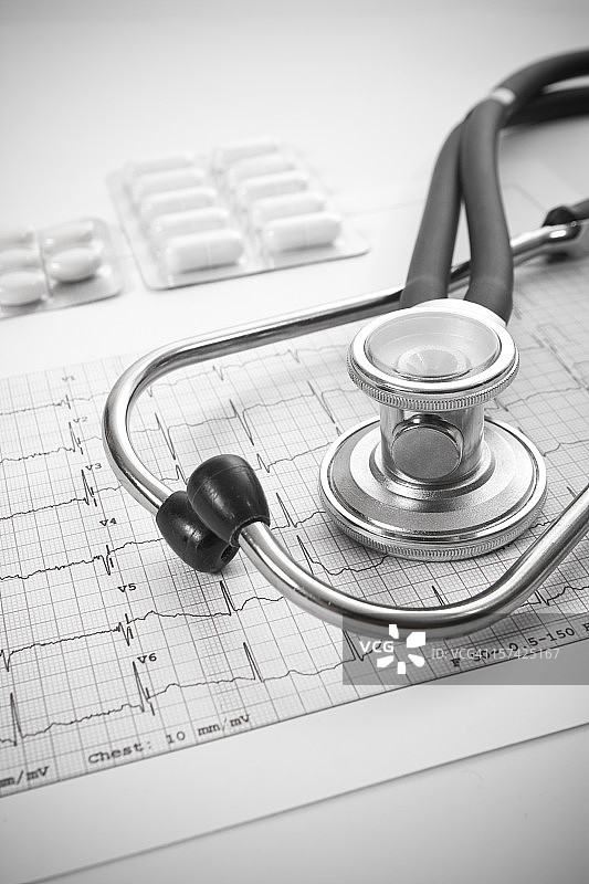 听诊器、心电图和药丸图片素材