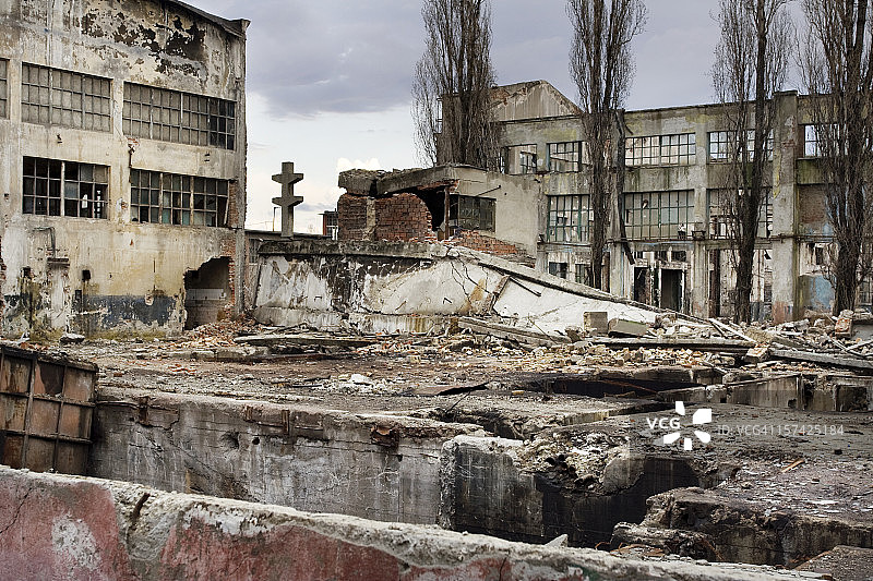 危机时期被摧毁的工业建筑和庭院图片素材