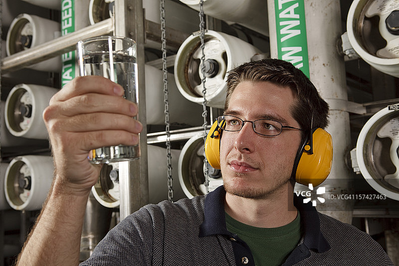 反渗透水净化厂的技术员检查水质图片素材