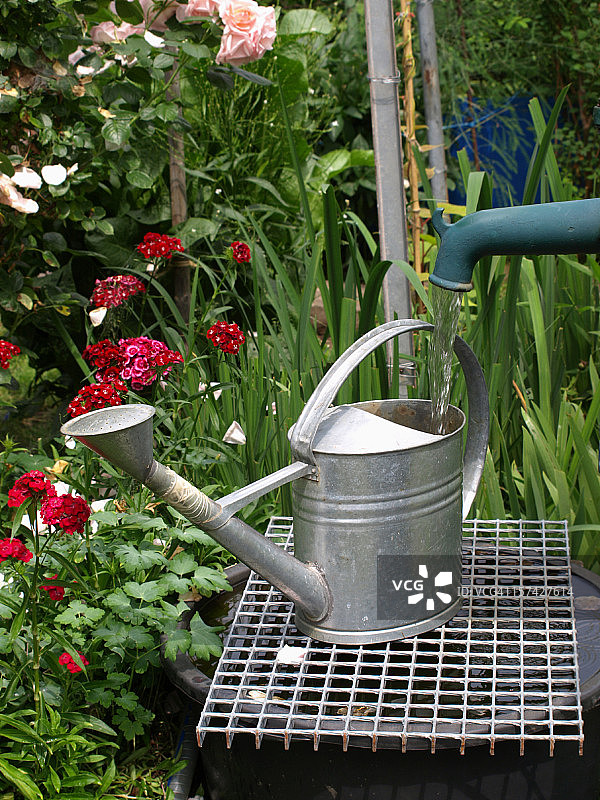 喷泉旁边的浇水壶图片素材