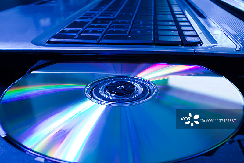 带磁盘的蓝色电脑图片素材