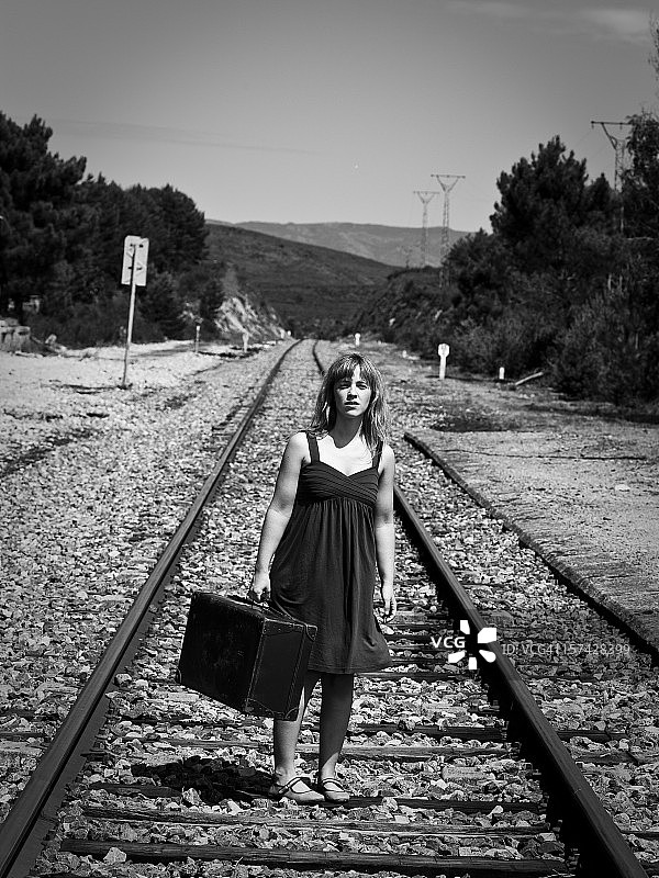 铁路上的女孩图片素材