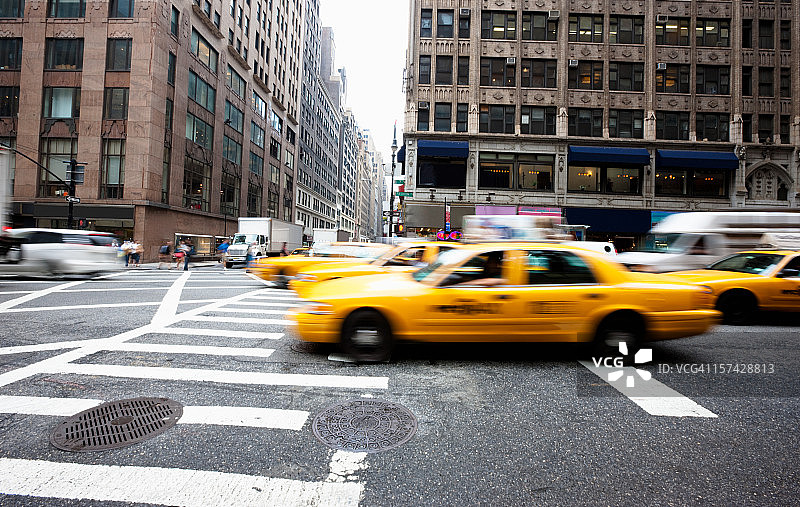 纽约城市街景：交通、高峰与黄色出租车图片素材