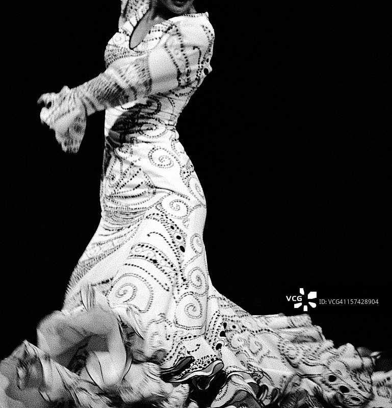 身穿白色服装的弗拉门戈舞者图片素材