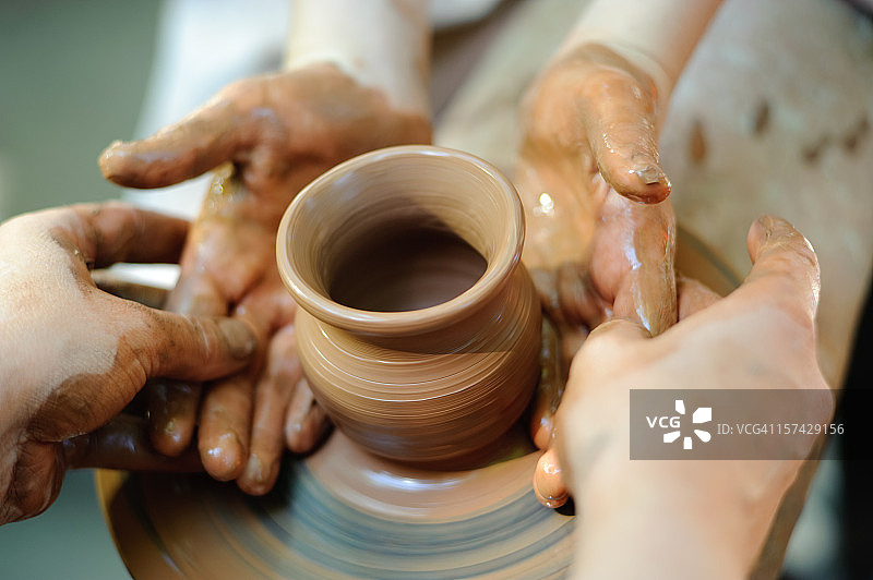 陶艺家在陶轮上用粘土制作水罐图片素材