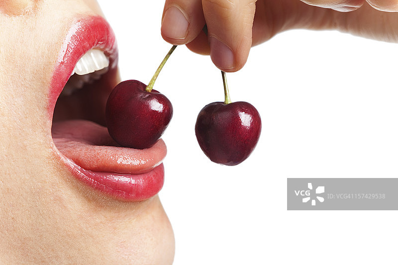 吃樱桃的女孩图片素材