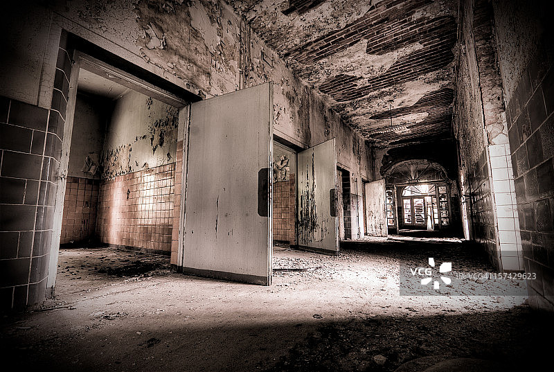 老旧昏暗的废墟房间图片素材
