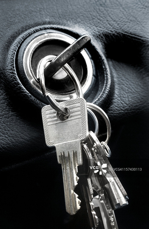 点火锁上的车钥匙图片素材