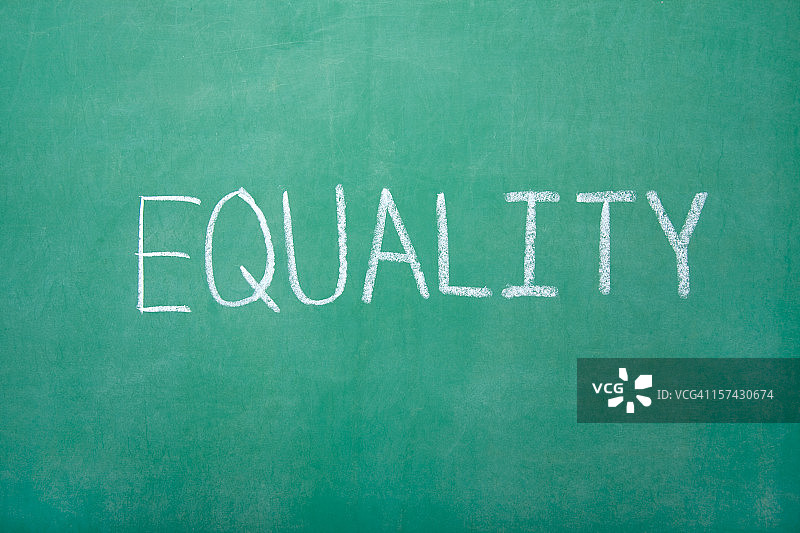 黑板上的平等图片素材