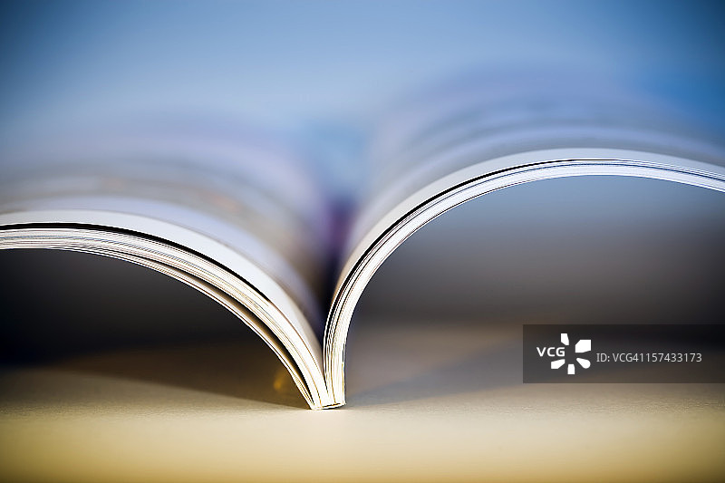 打开的光面杂志图片素材