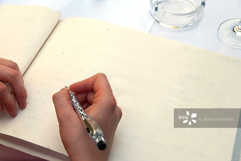 在空白书本上书写，留有文案空间图片素材