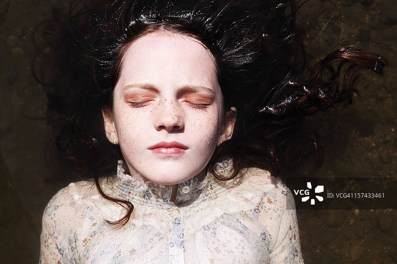 水中的女孩图片素材