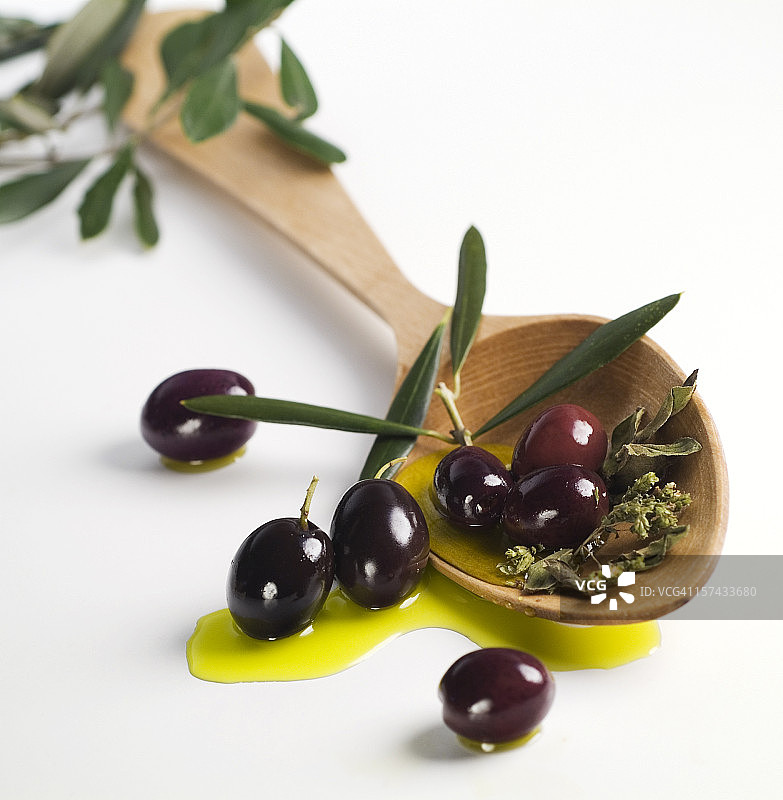 木勺上的黑橄榄图片素材