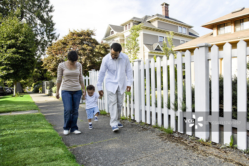 年轻家庭悠闲漫步图片素材