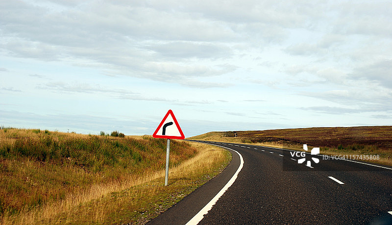 苏格兰高地上的误导性标志图片素材