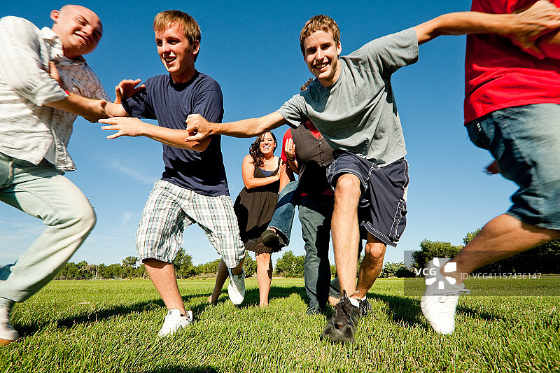 在田野奔跑的六个青少年图片素材