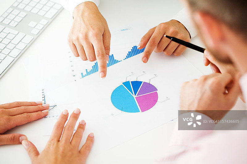 商务团队共同审查图表图片素材