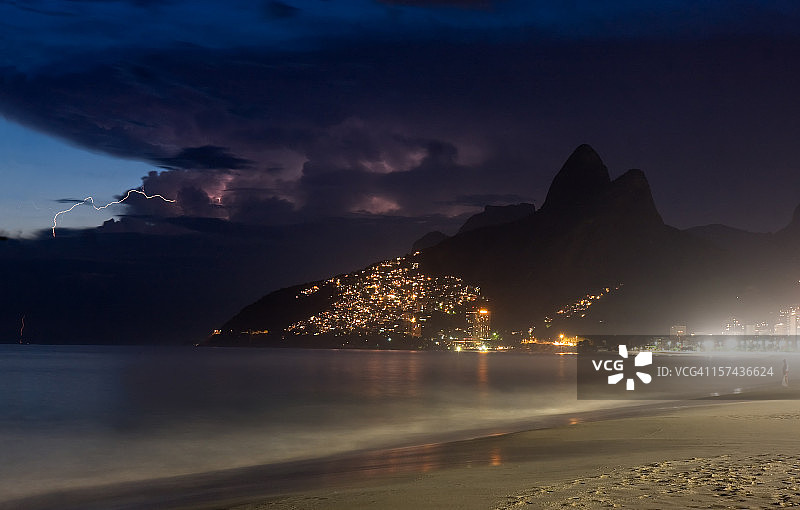 雷雨下的里约热内卢，伊帕内玛海滩图片素材