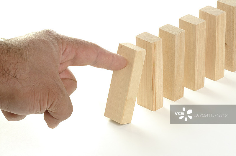 在白色背景上，手指敲击木块图片素材