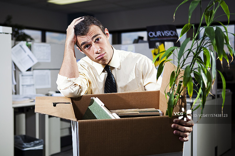 男人被解雇后在工作中收拾东西图片素材