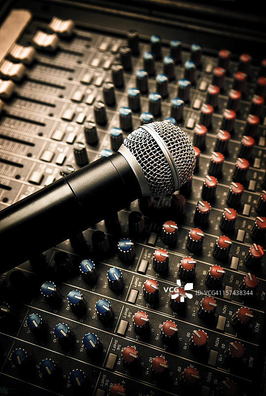 DJ音频控制台特写图片素材