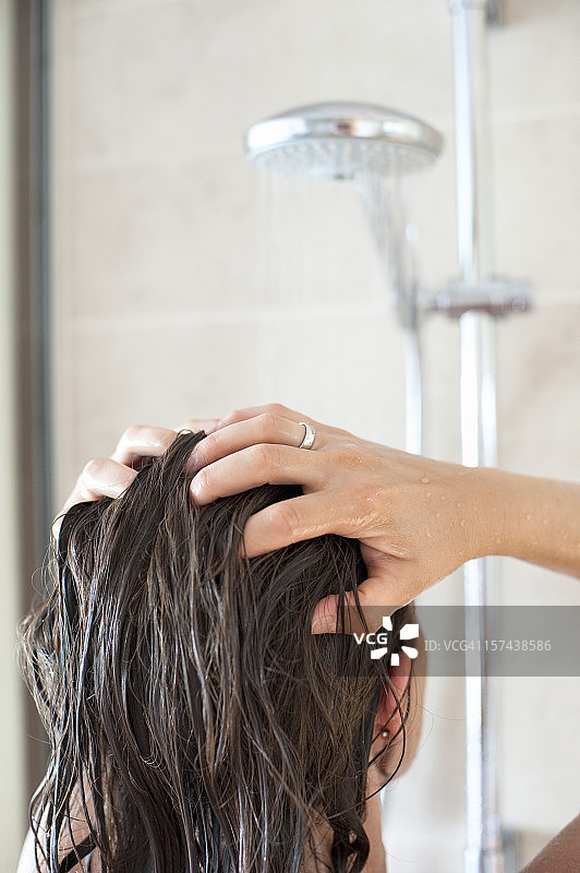 女人在淋浴时洗头图片素材