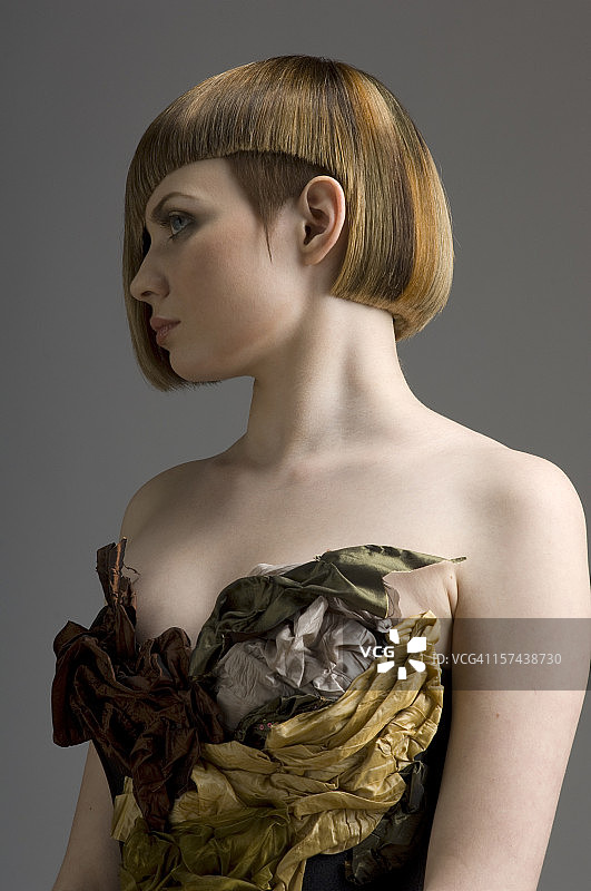 留着创意发型，穿着高级时装的年轻女人图片素材