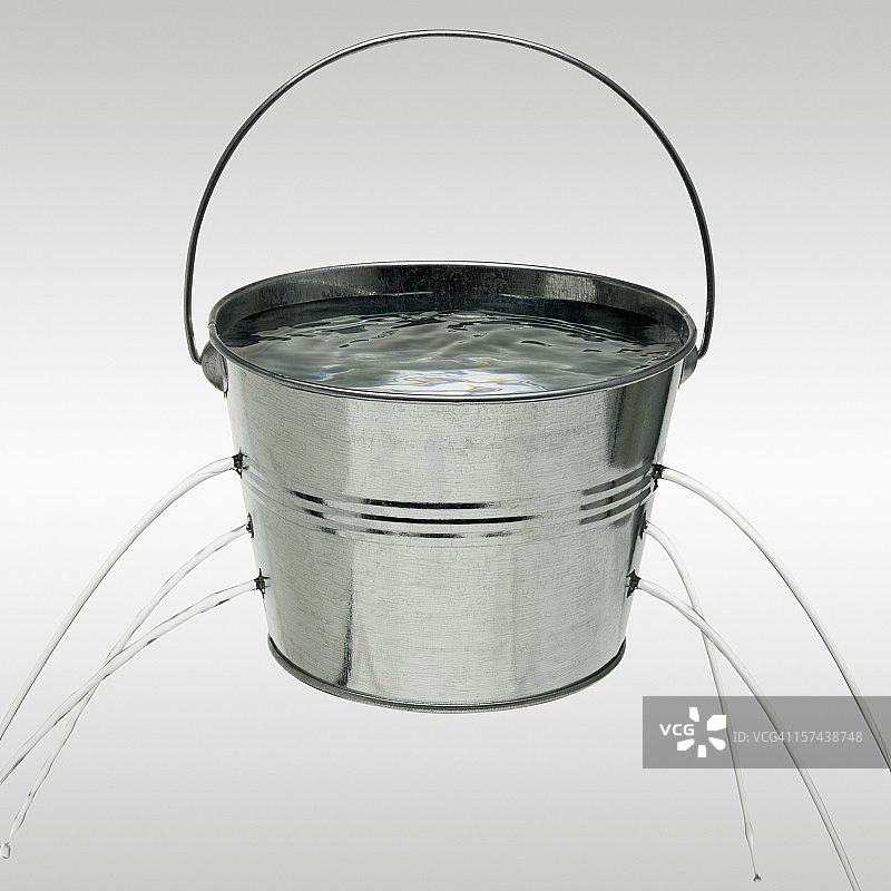 水桶破洞漏水图片素材