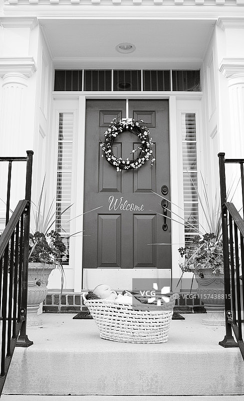 被遗弃在门口的女婴图片素材