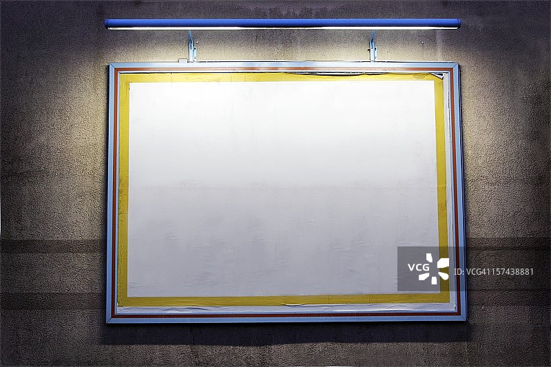 夜晚墙上的户外广告牌图片素材