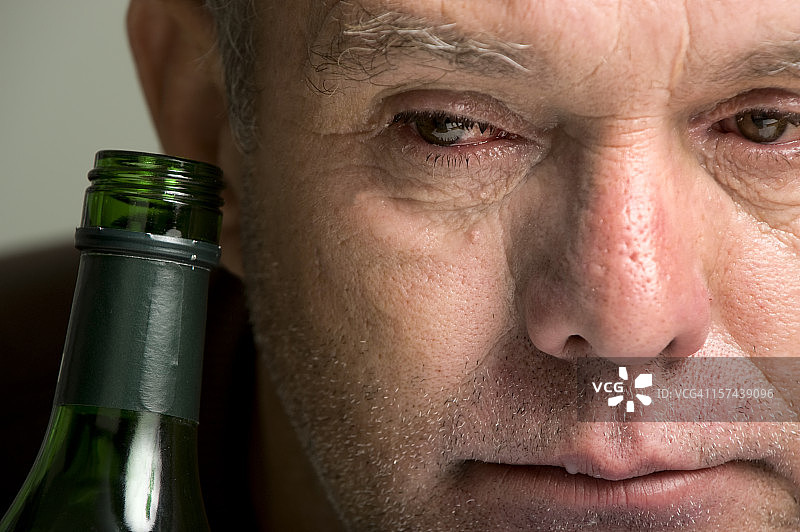 酗酒的面孔图片素材