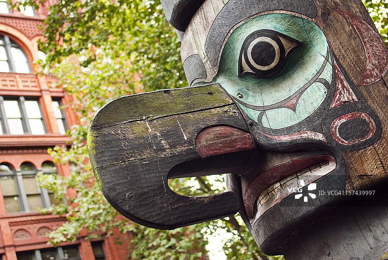 西雅图先锋广场的彩色图腾柱图片素材